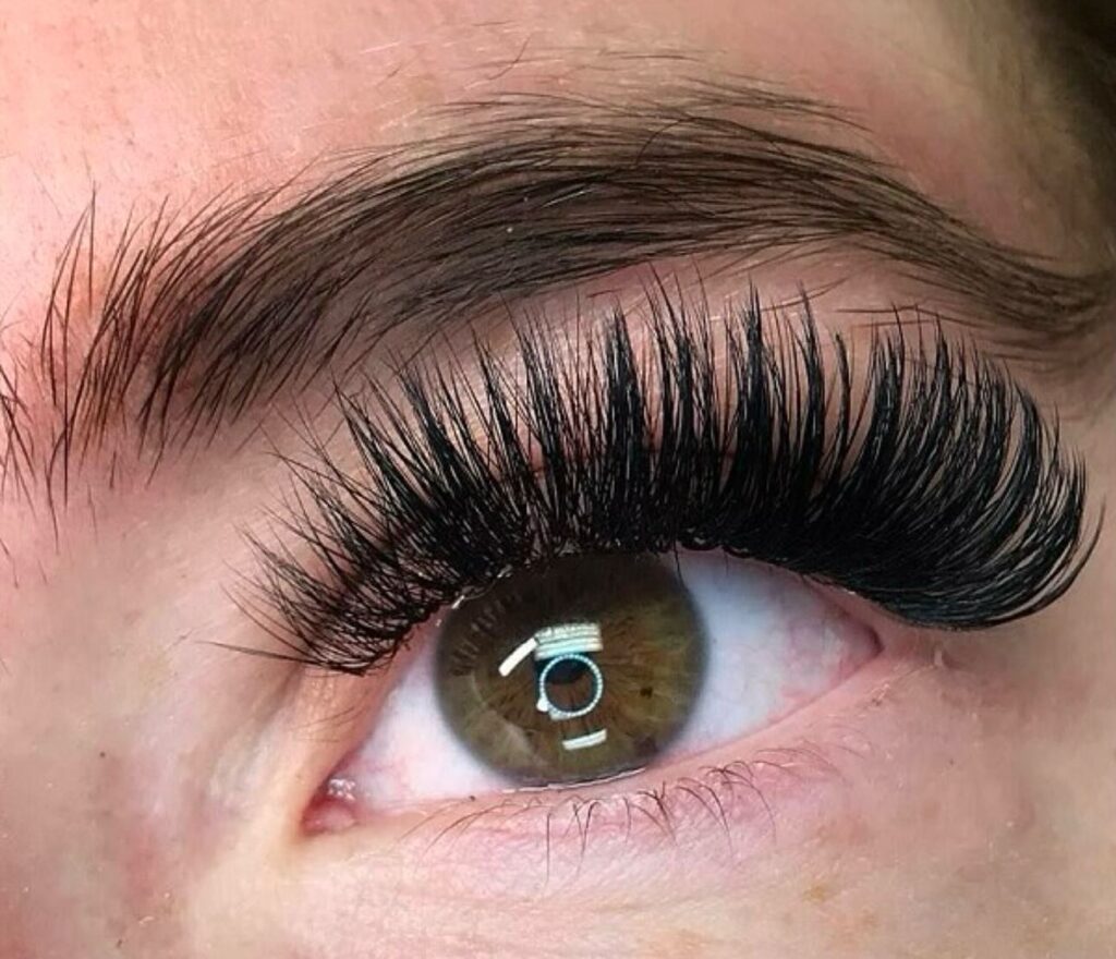 Instagram post from uyenuyendiamondlounge. This post is in position 0.